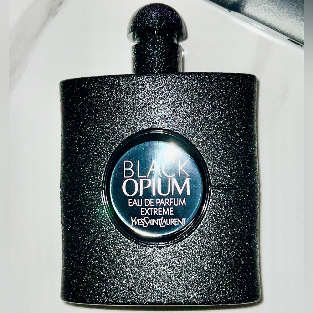100% Authentic 
YvesSaintLaurent Black Opium Edp Extreme full size 3oz